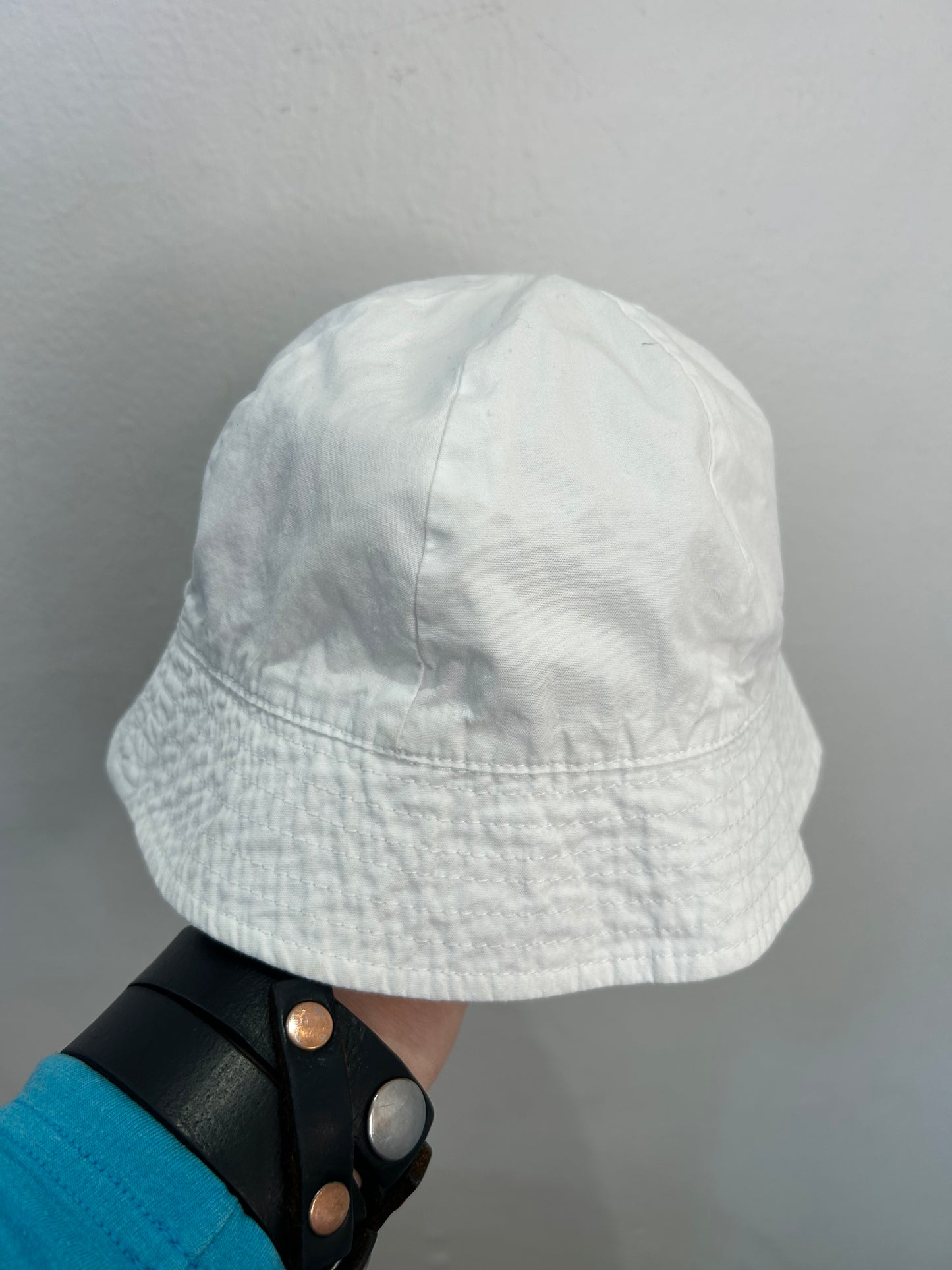 White bucket hat 18m-4y