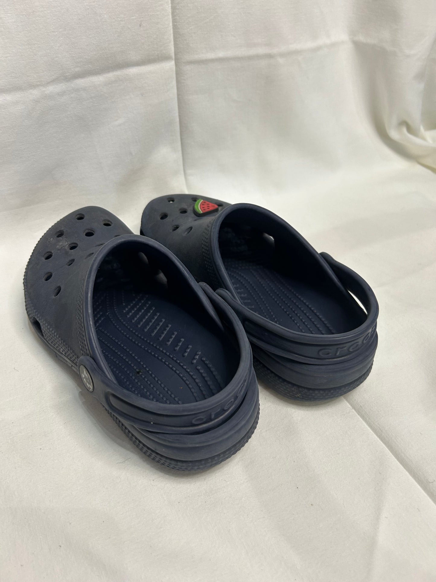 Y2 navy Crocs w one jibbit