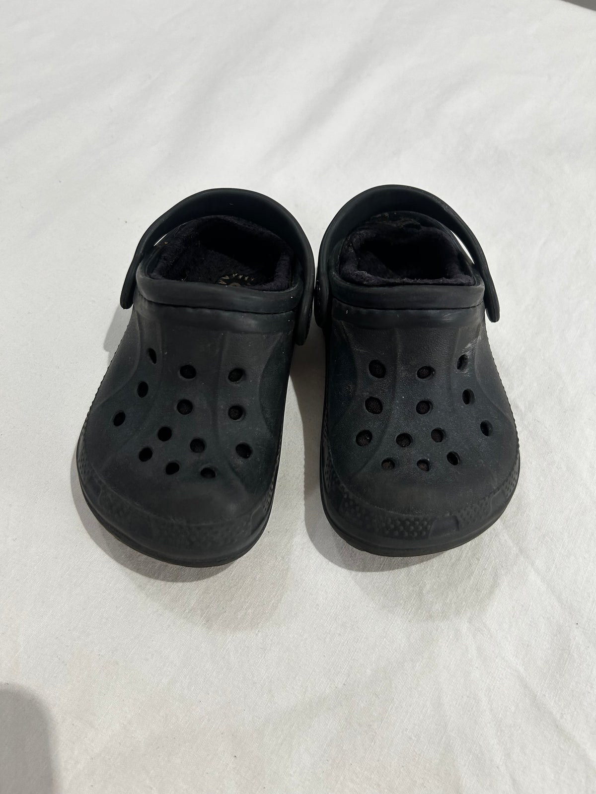 C6-7 black fleece lined Crocs