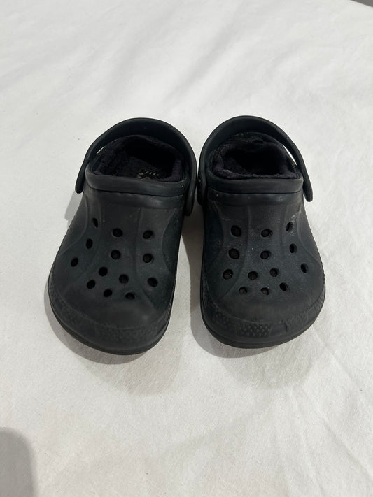 C6-7 black fleece lined Crocs