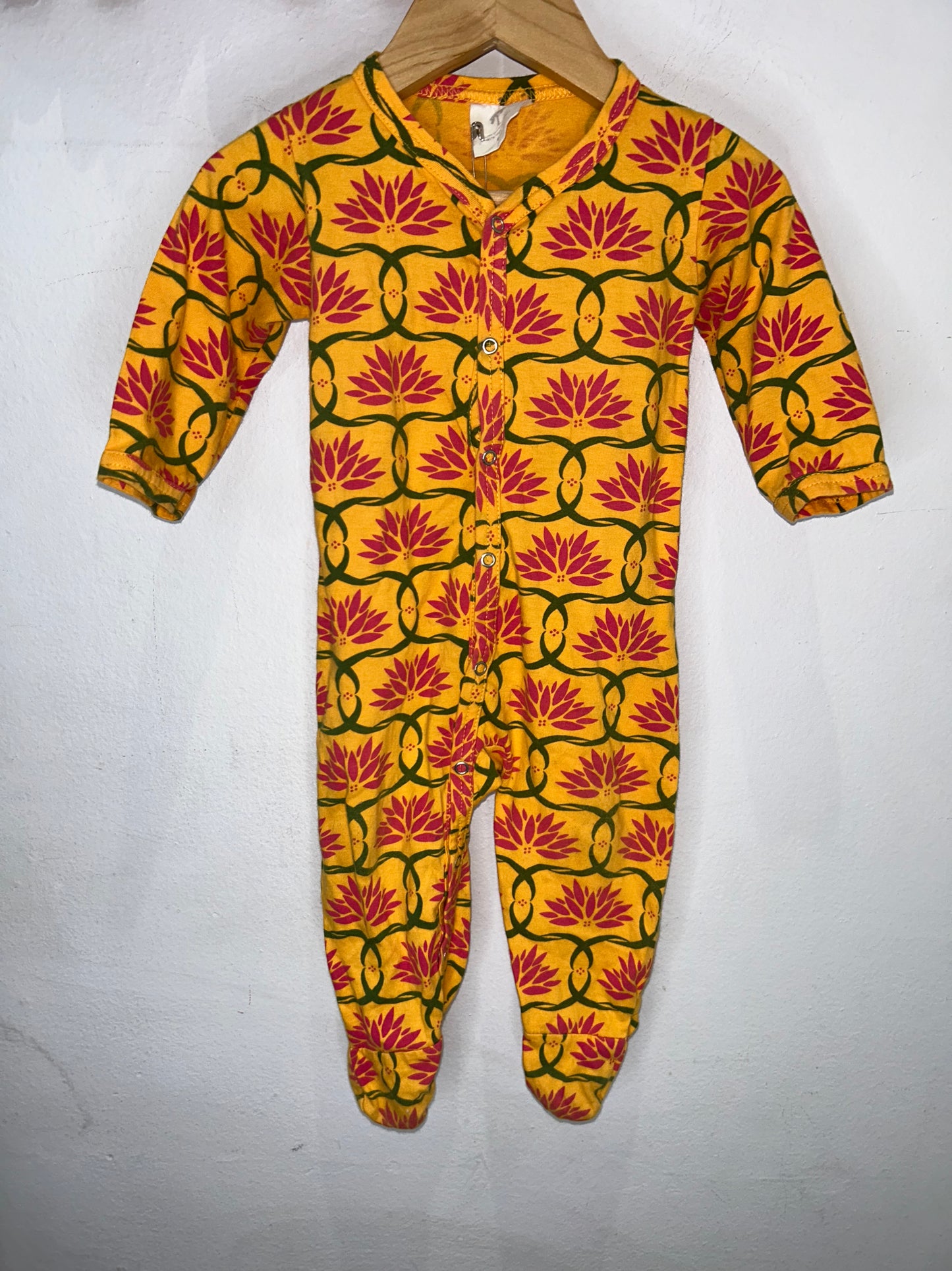 Kate Quinn yellow print sleeper 6-12m