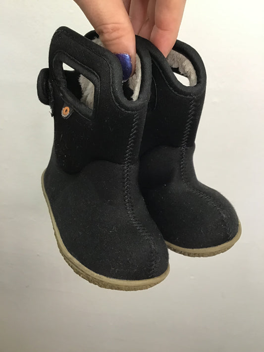 C4 black fleece-lined Bogs