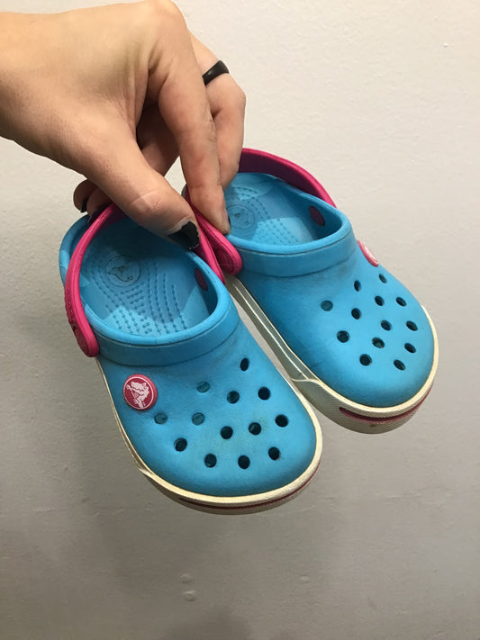 C8-9 light blue Crocs