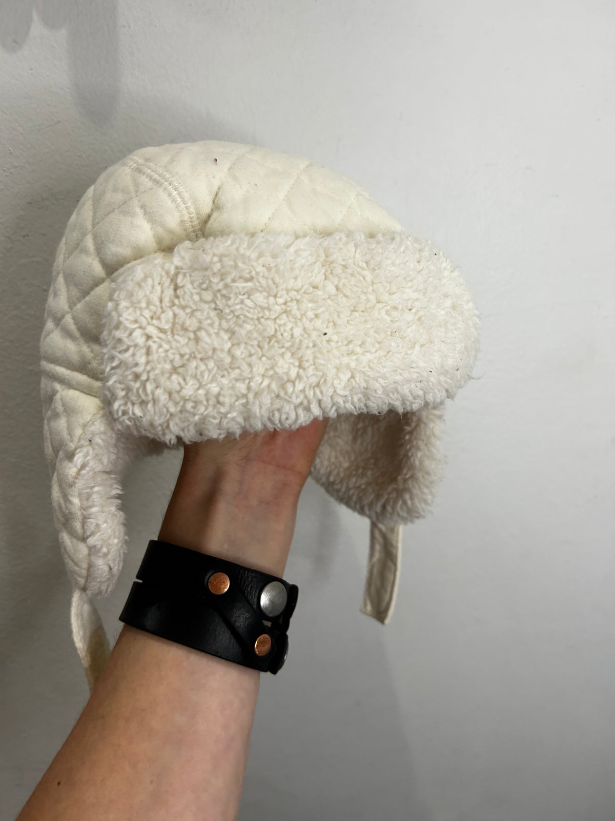 White quilted hat and mitt set 12-24m