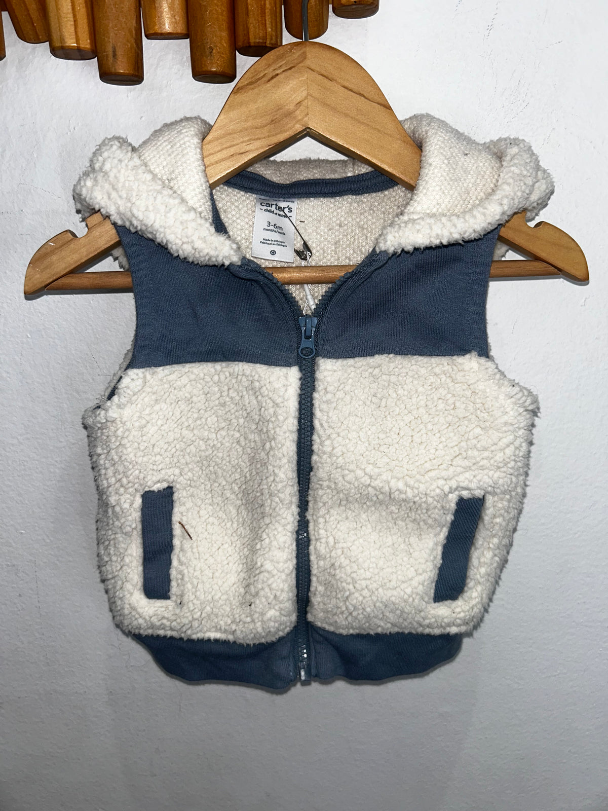 Furry white vest 3-6m