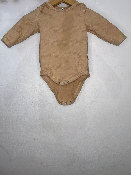 Beige textured onesie 0-3m