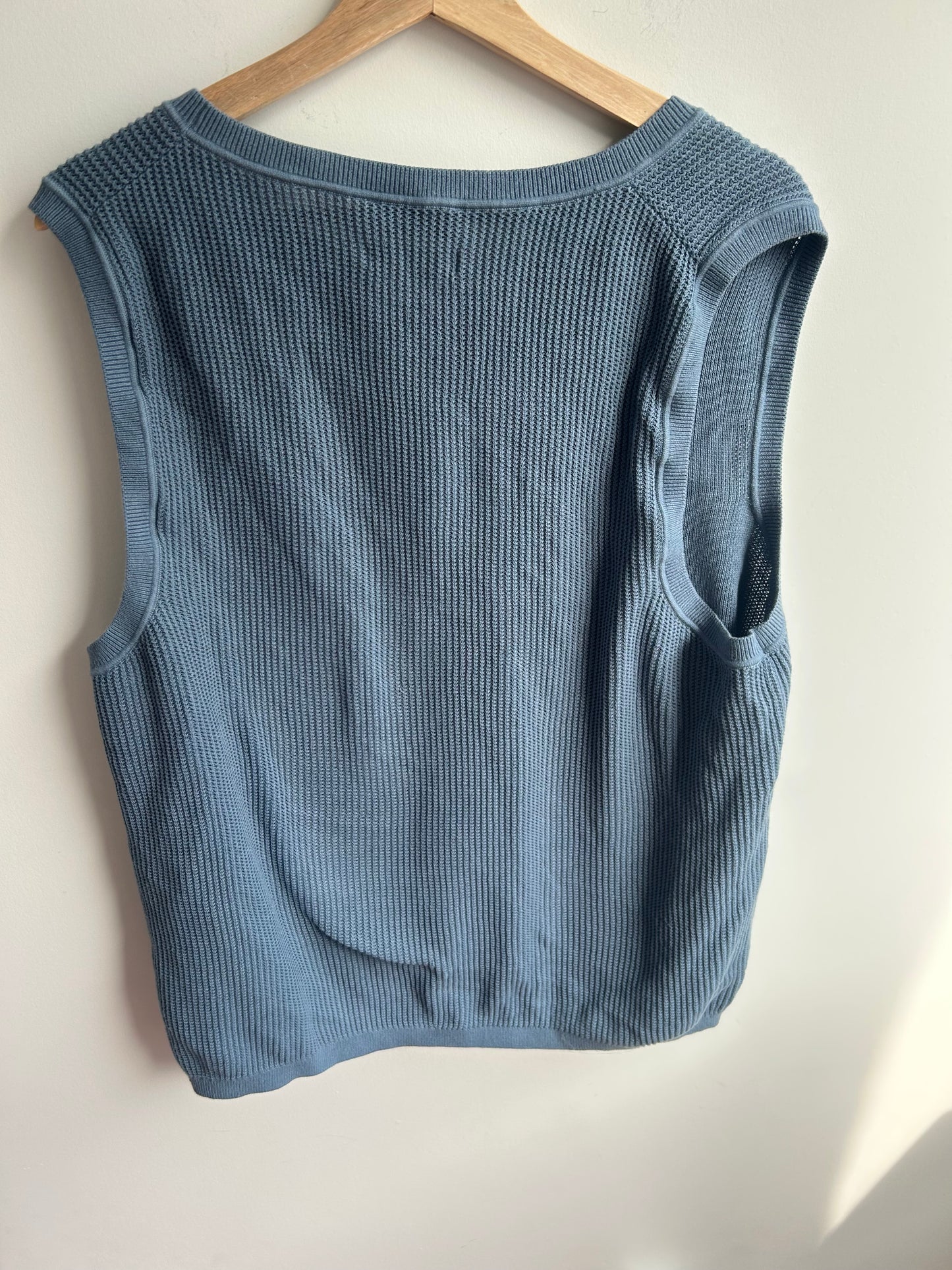 Relaxed blue knit vest XL