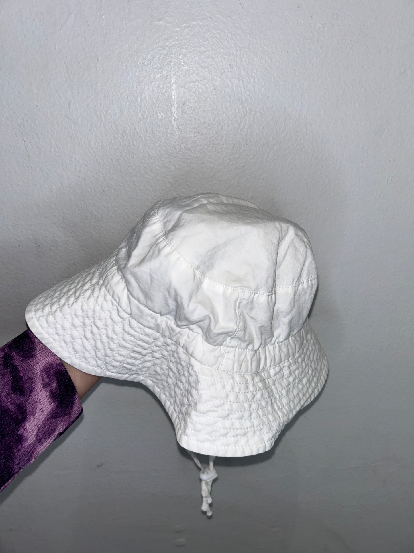 Jan and Jul white hat 6-24m