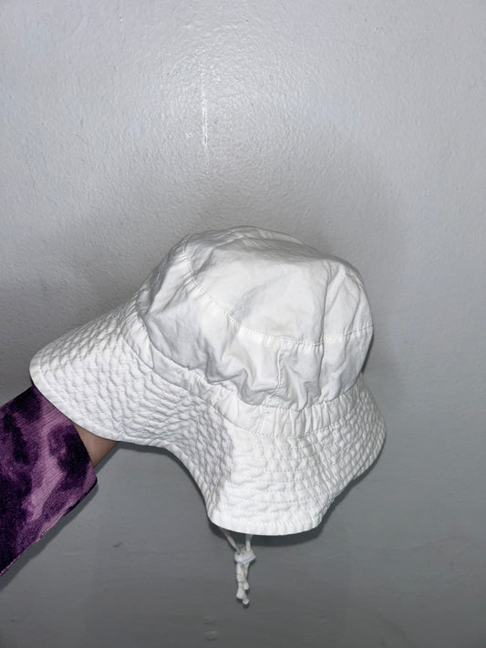 Jan and Jul white hat 6-24m