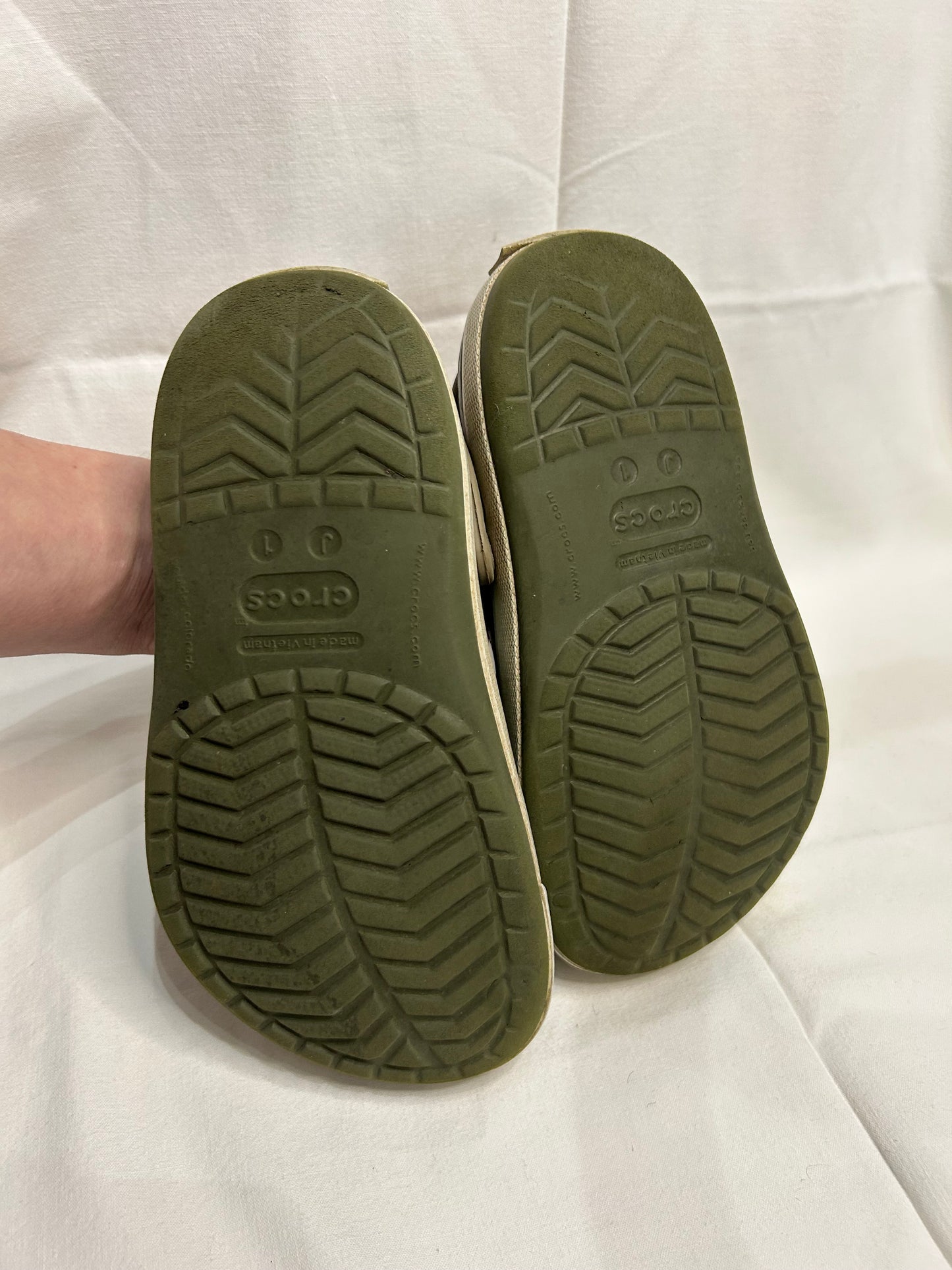 Y1 camo Crocs