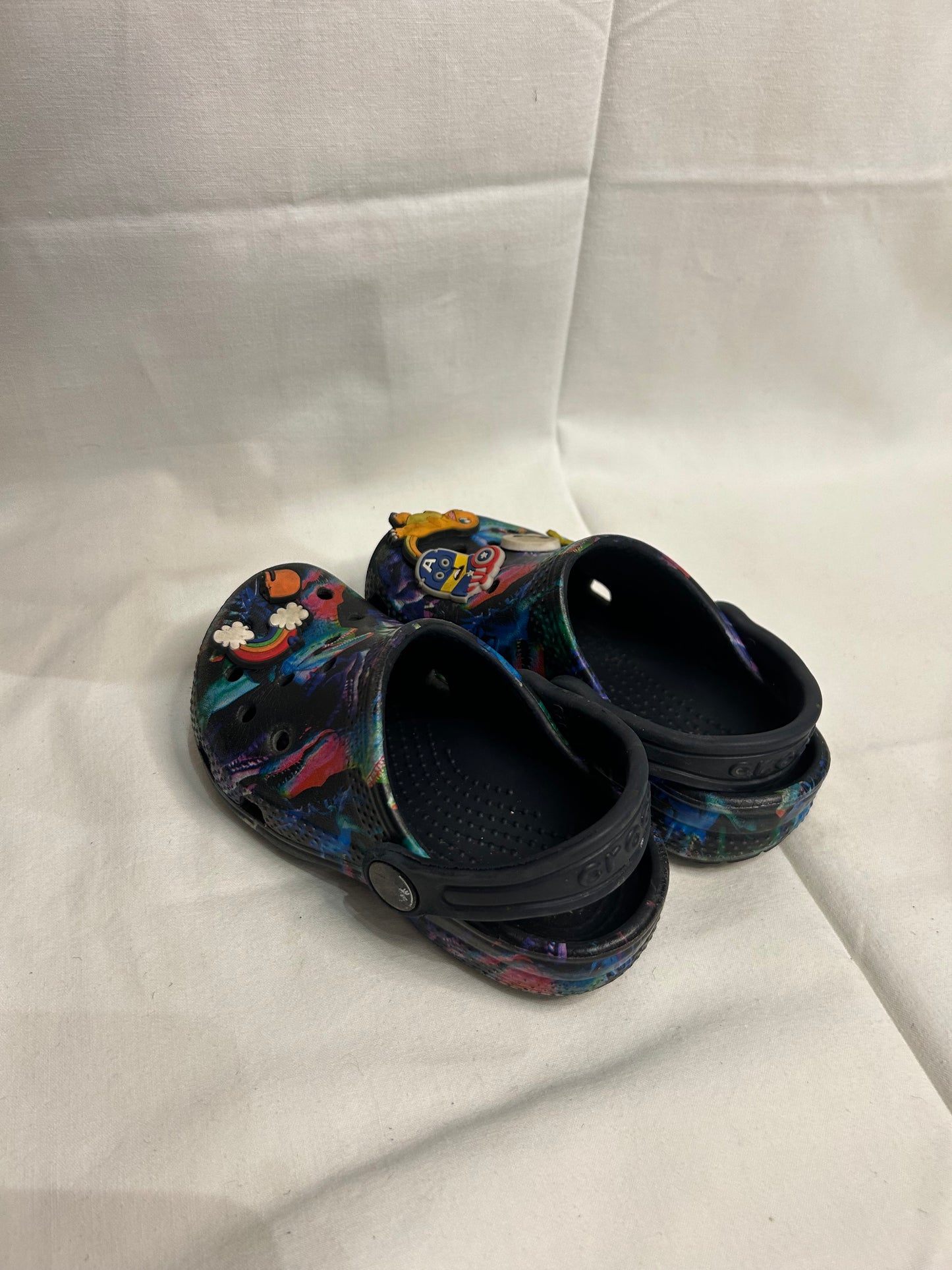 C8 dino Crocs w jibbitz