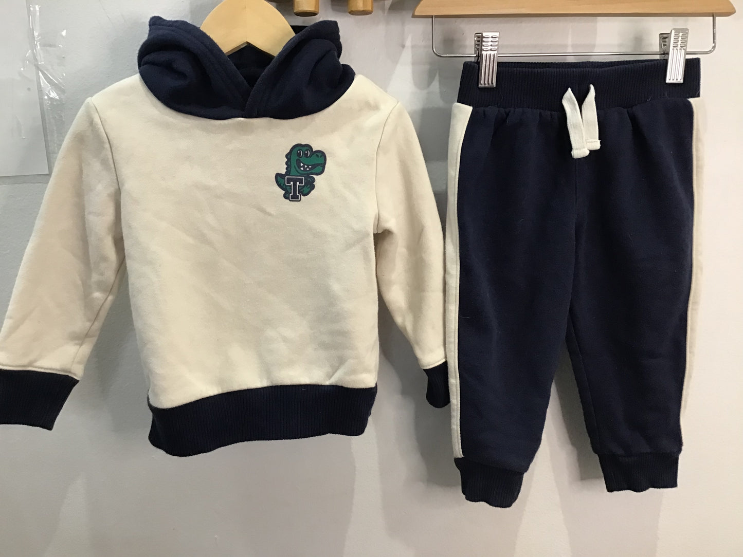 White and blue jogger set 12-18m*