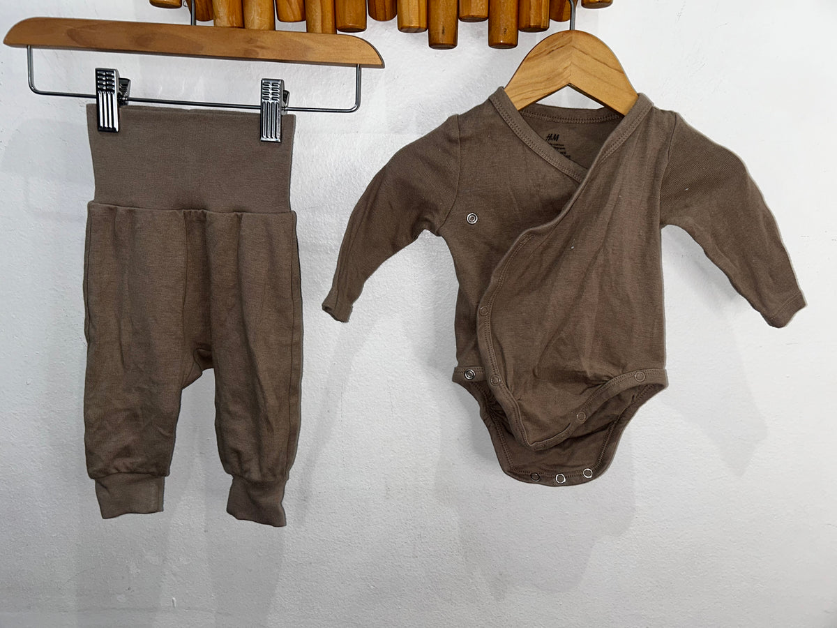 Brown onesie set 1-2m