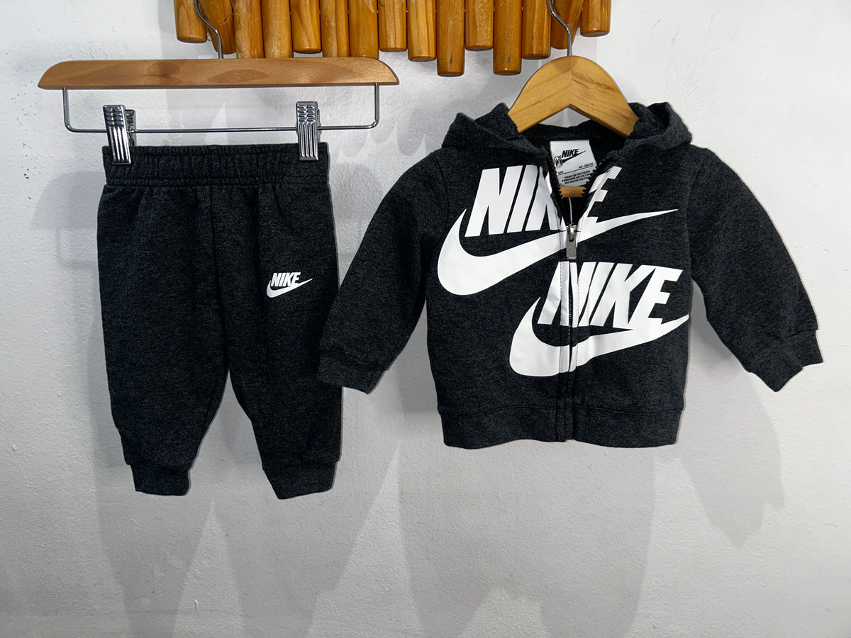 Nike jogger set 6m