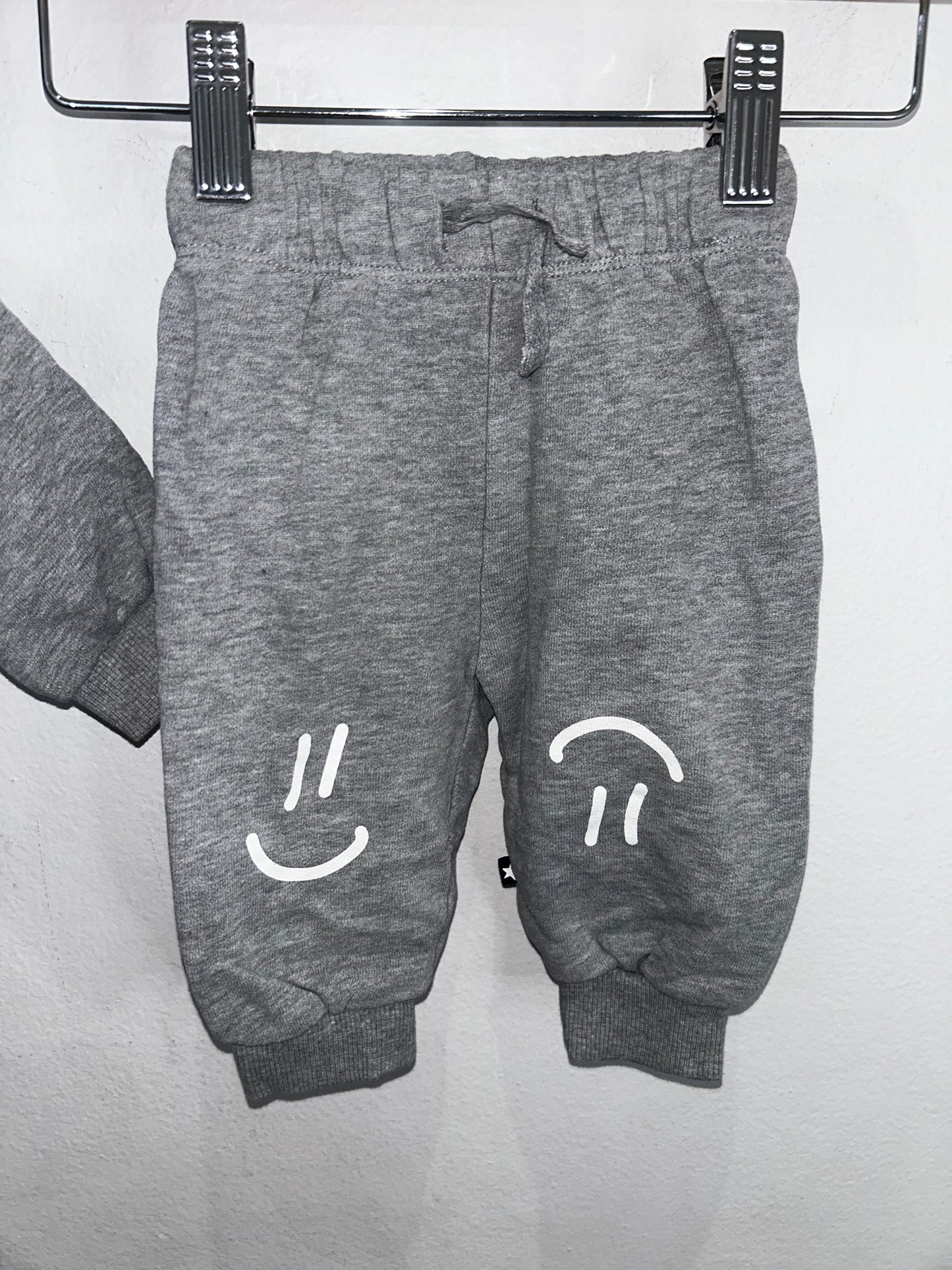 Molo grey smiley face set 0-3m (62cm)*