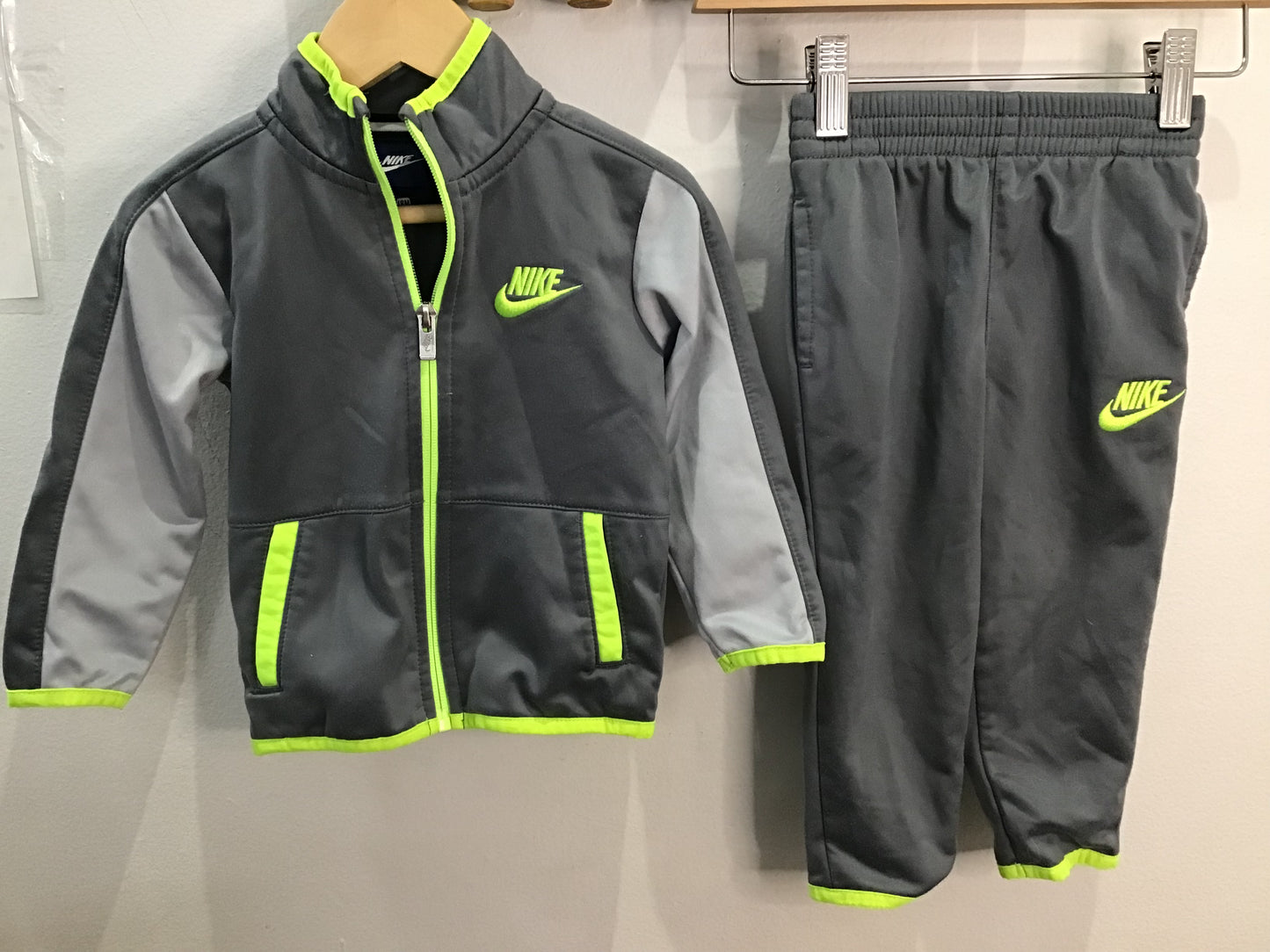 Silver nike jogger set 12-18m