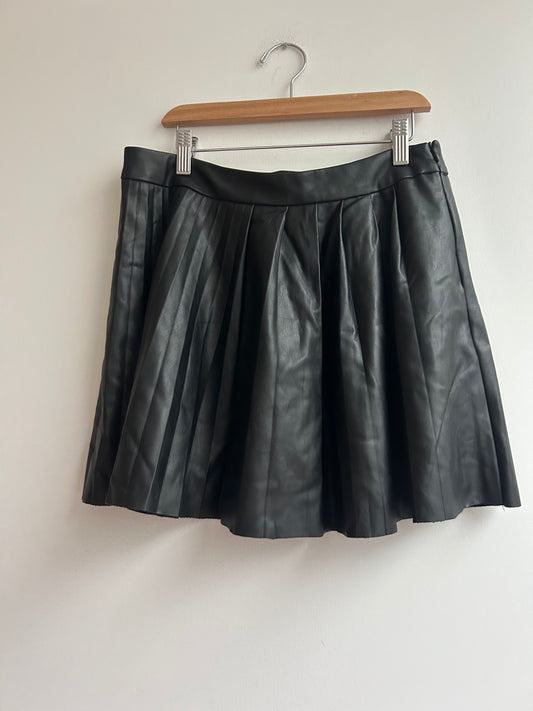 Faux leather pleated skirt M