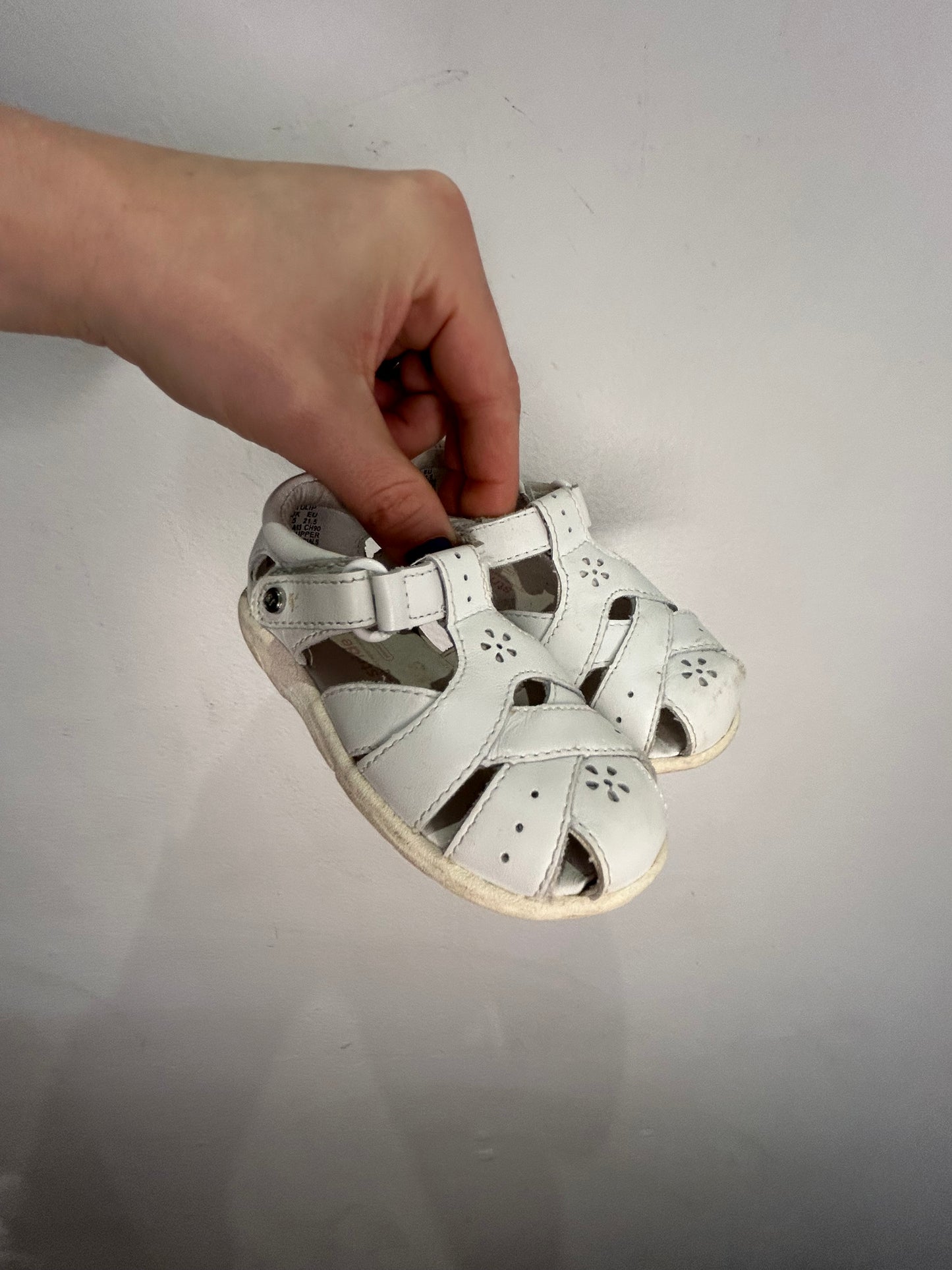 C5.5 Striderite white sandals