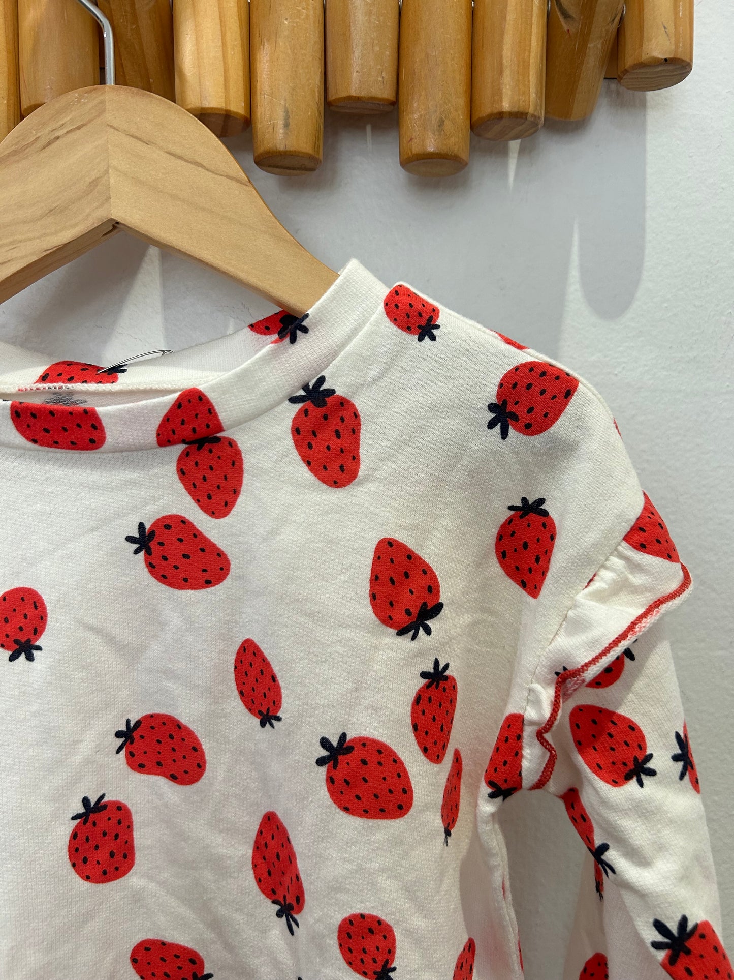 Strawberries light pullover 3y