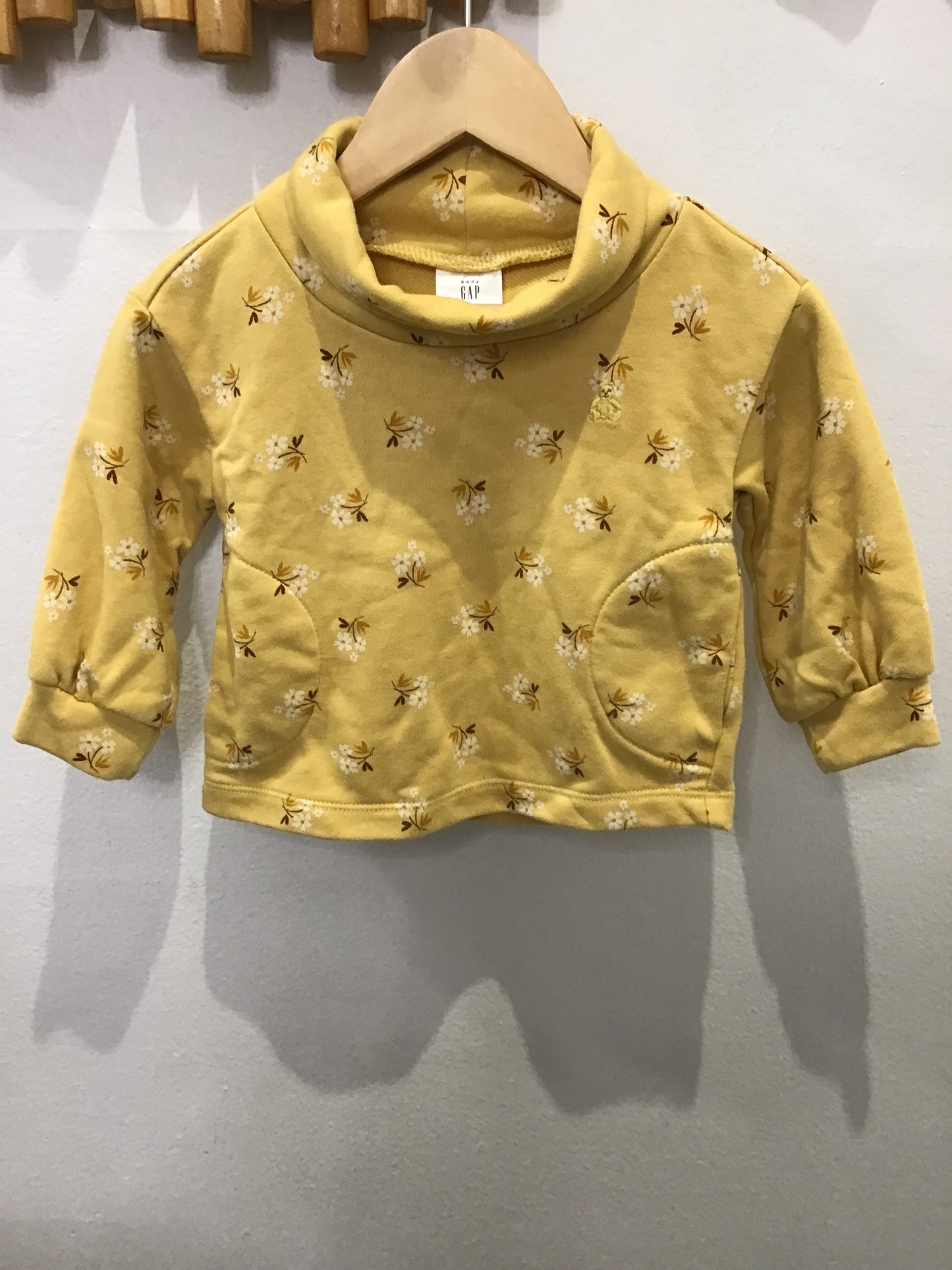 Yellow mockenck pullover 6-12m