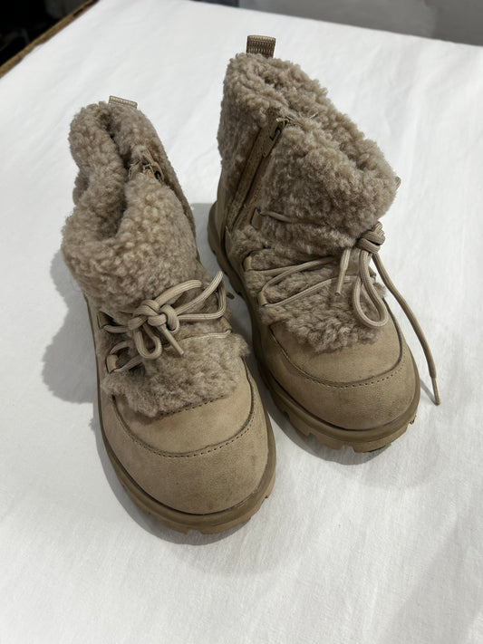 C11 fur lined boots