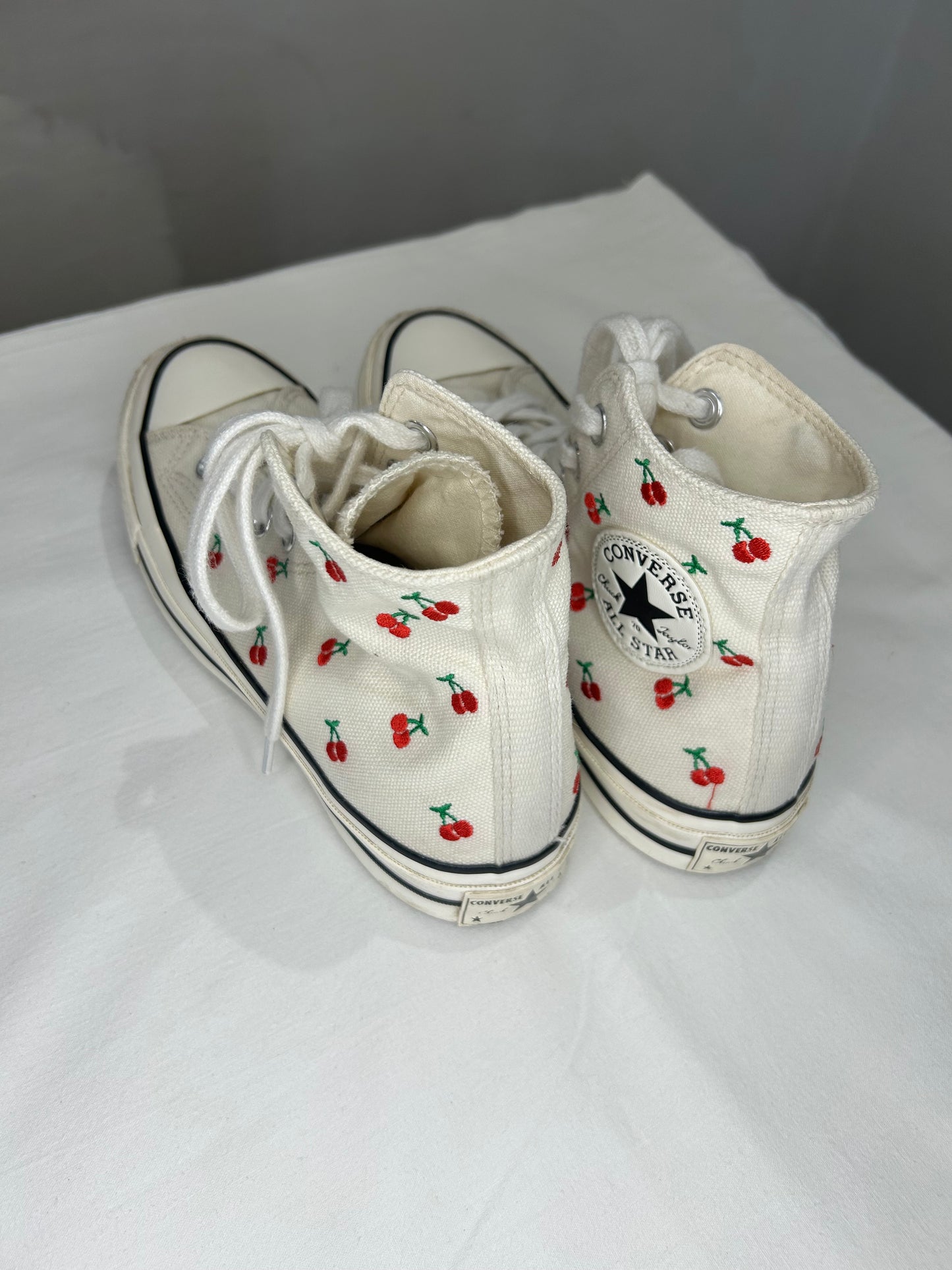 Y5 cherry Converse