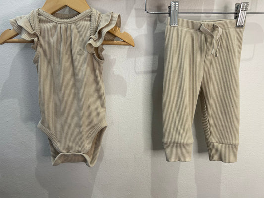 Beige frilly set 3-6m