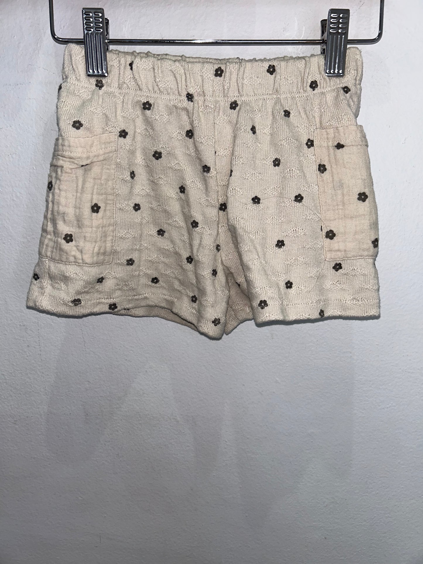 Texture black flower shorts 3-4y