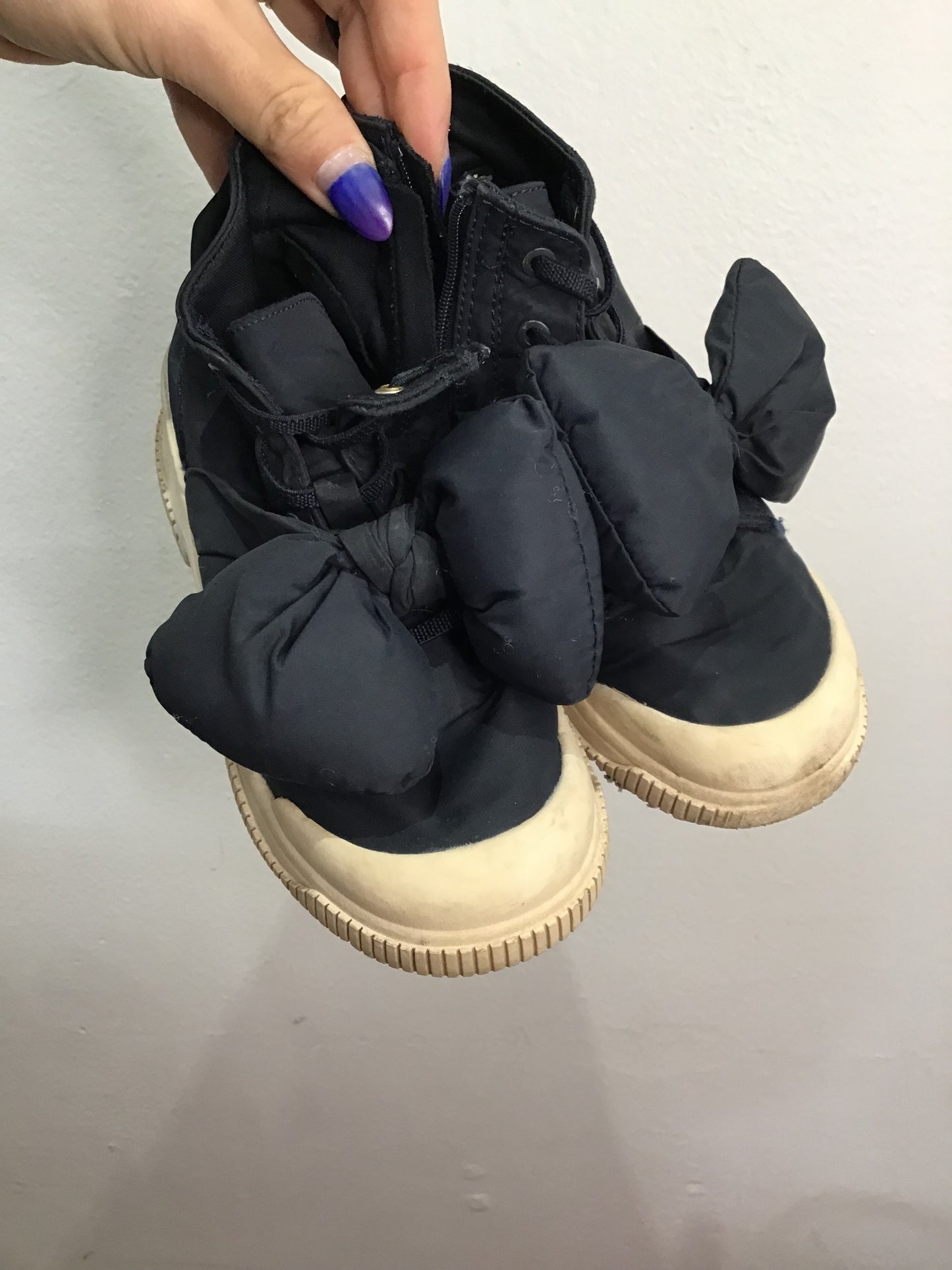 C11 black bow hightops