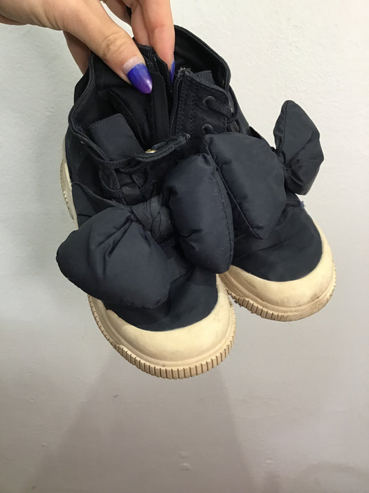 C11 black bow hightops
