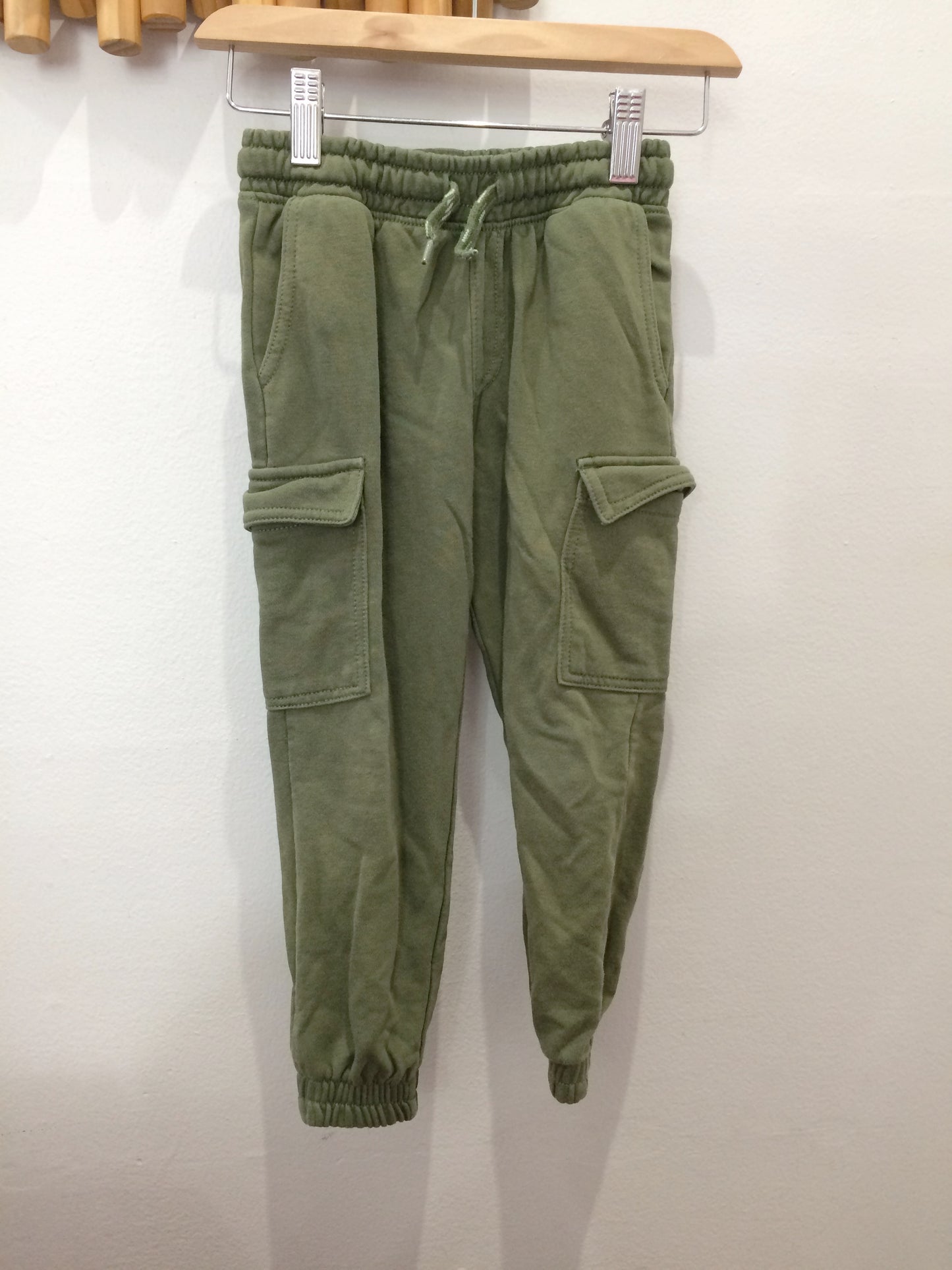 Green joggers w pockets 4-5y