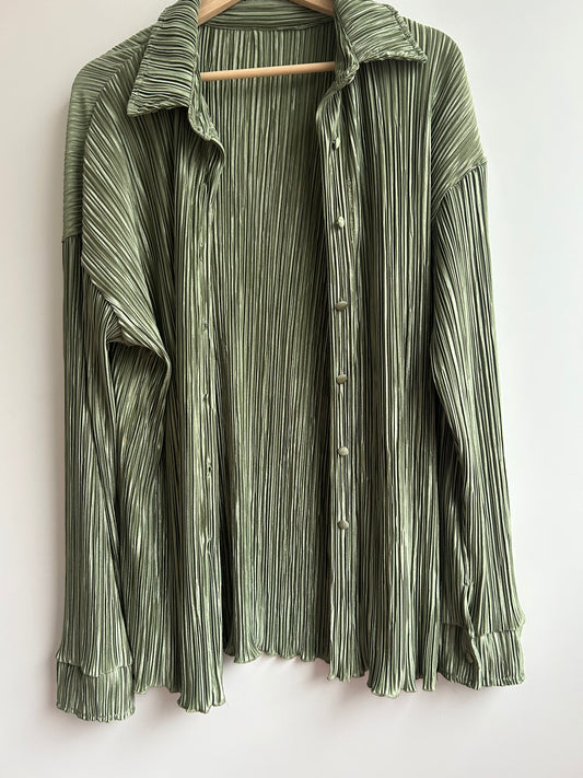 Green pleated shirt M