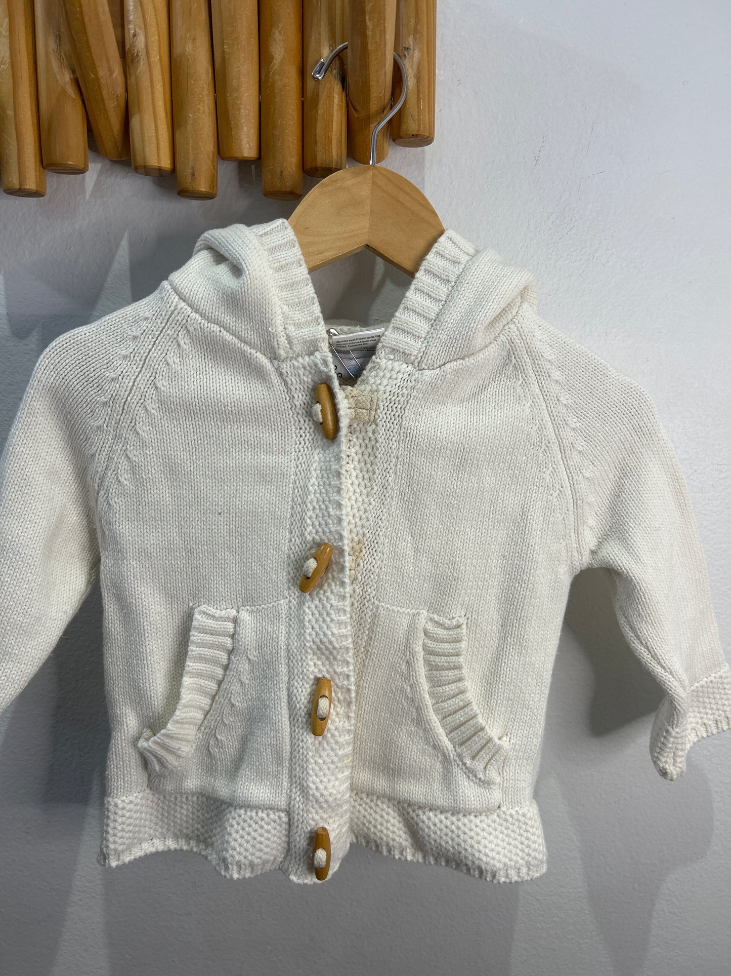 White toggle button sweater 6-12m*