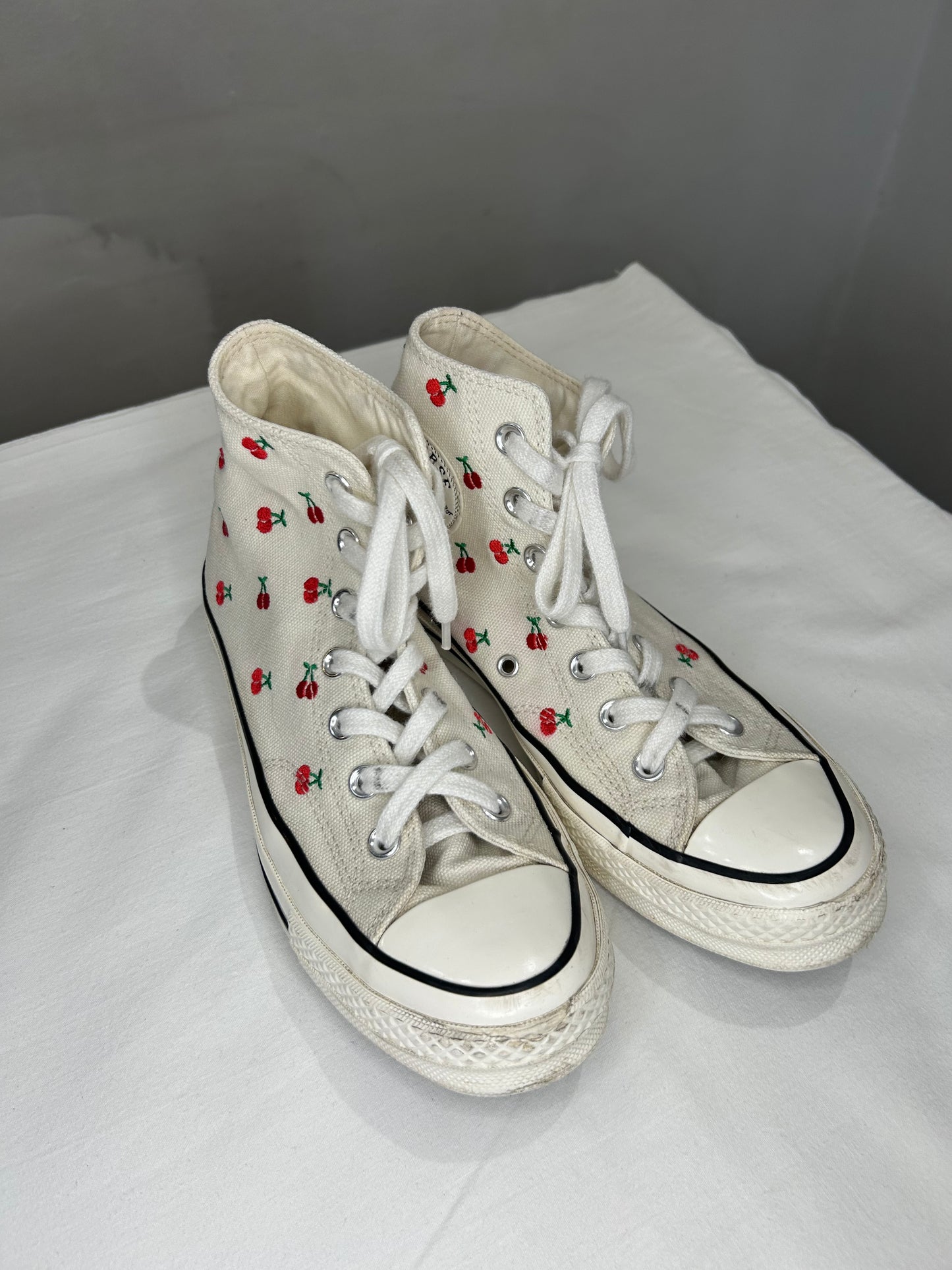Y5 cherry Converse