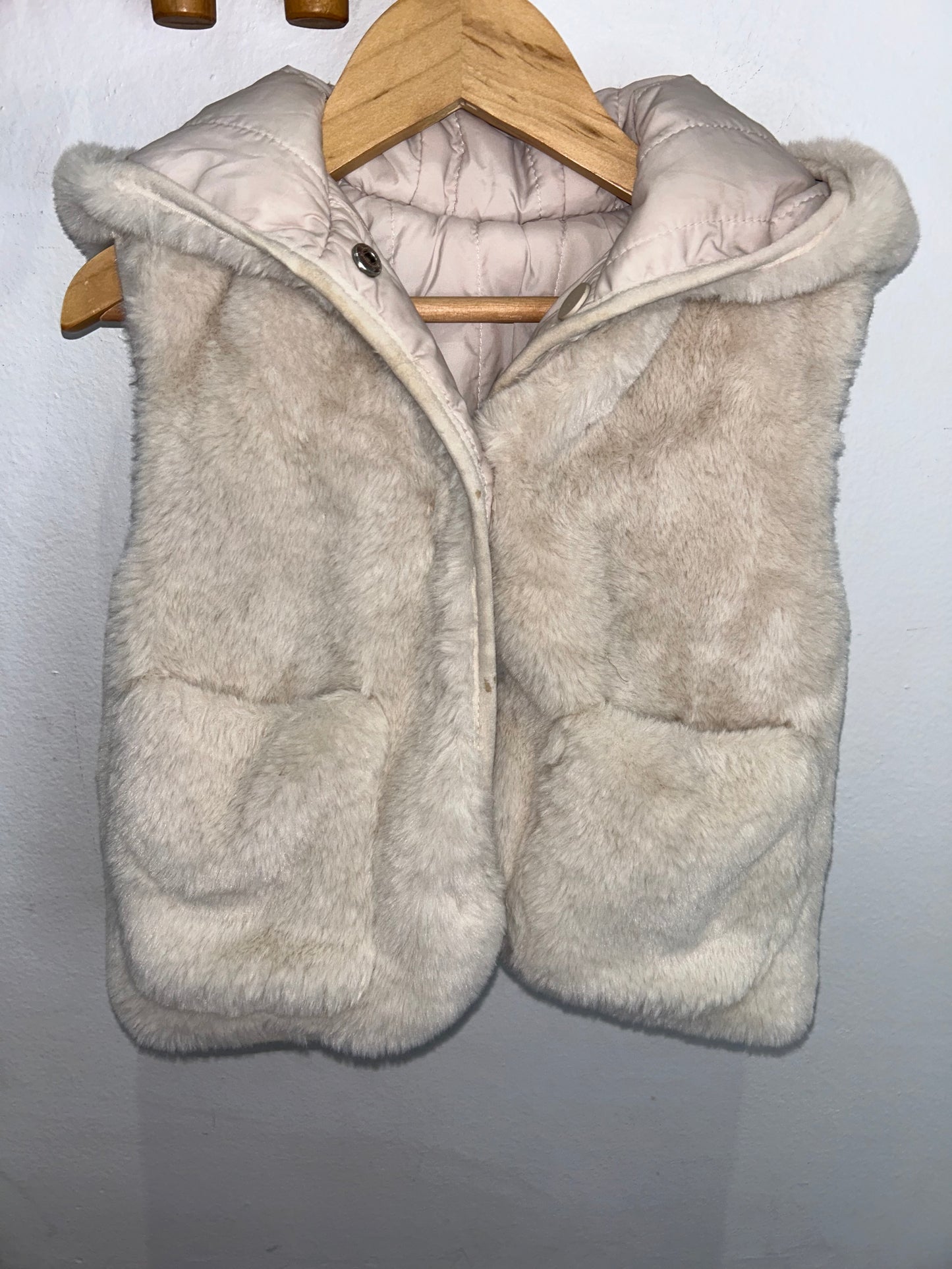 Beige furry-lined vest 2y