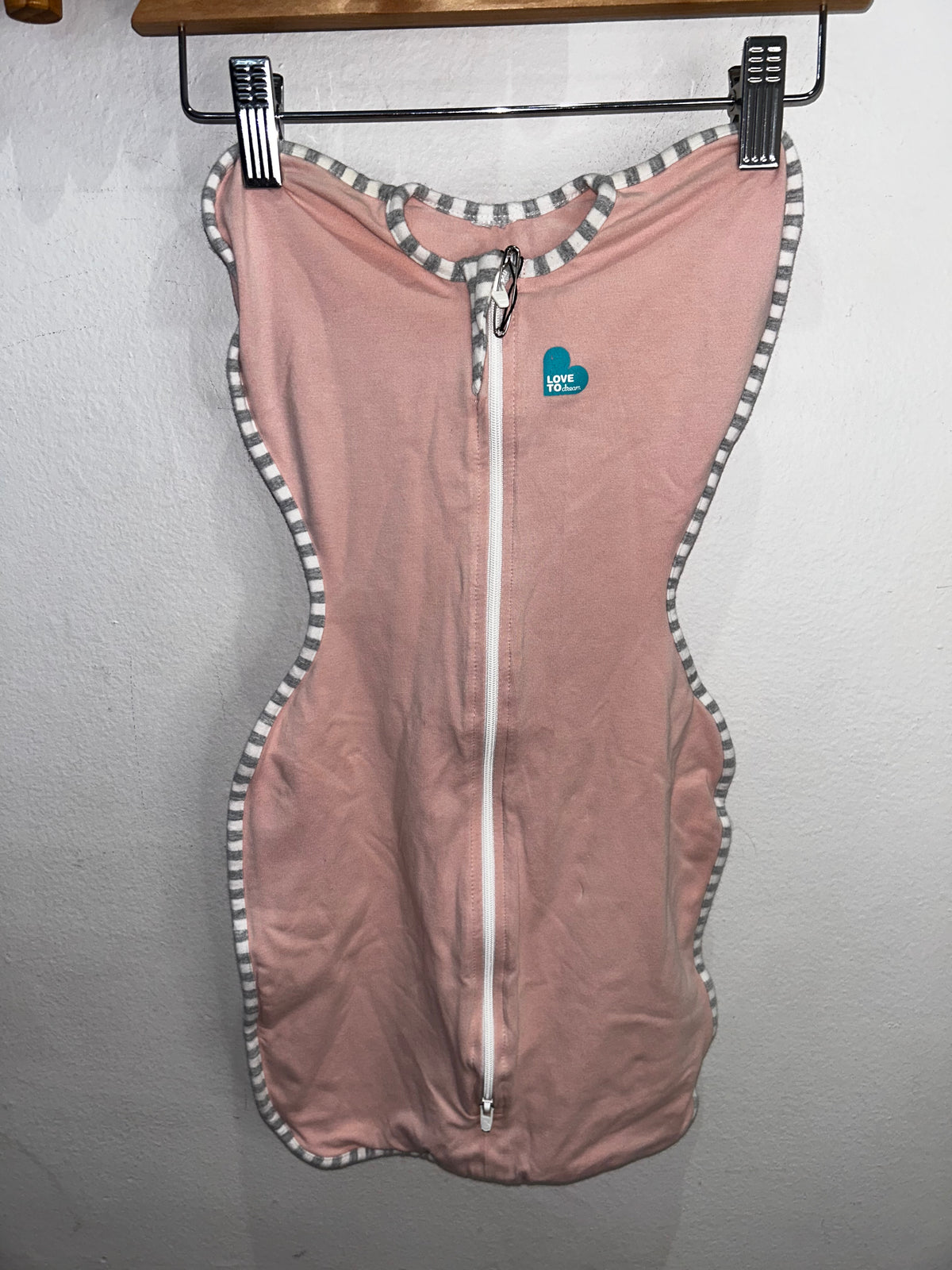 Love to Dream pink swaddler - small (0-3m)