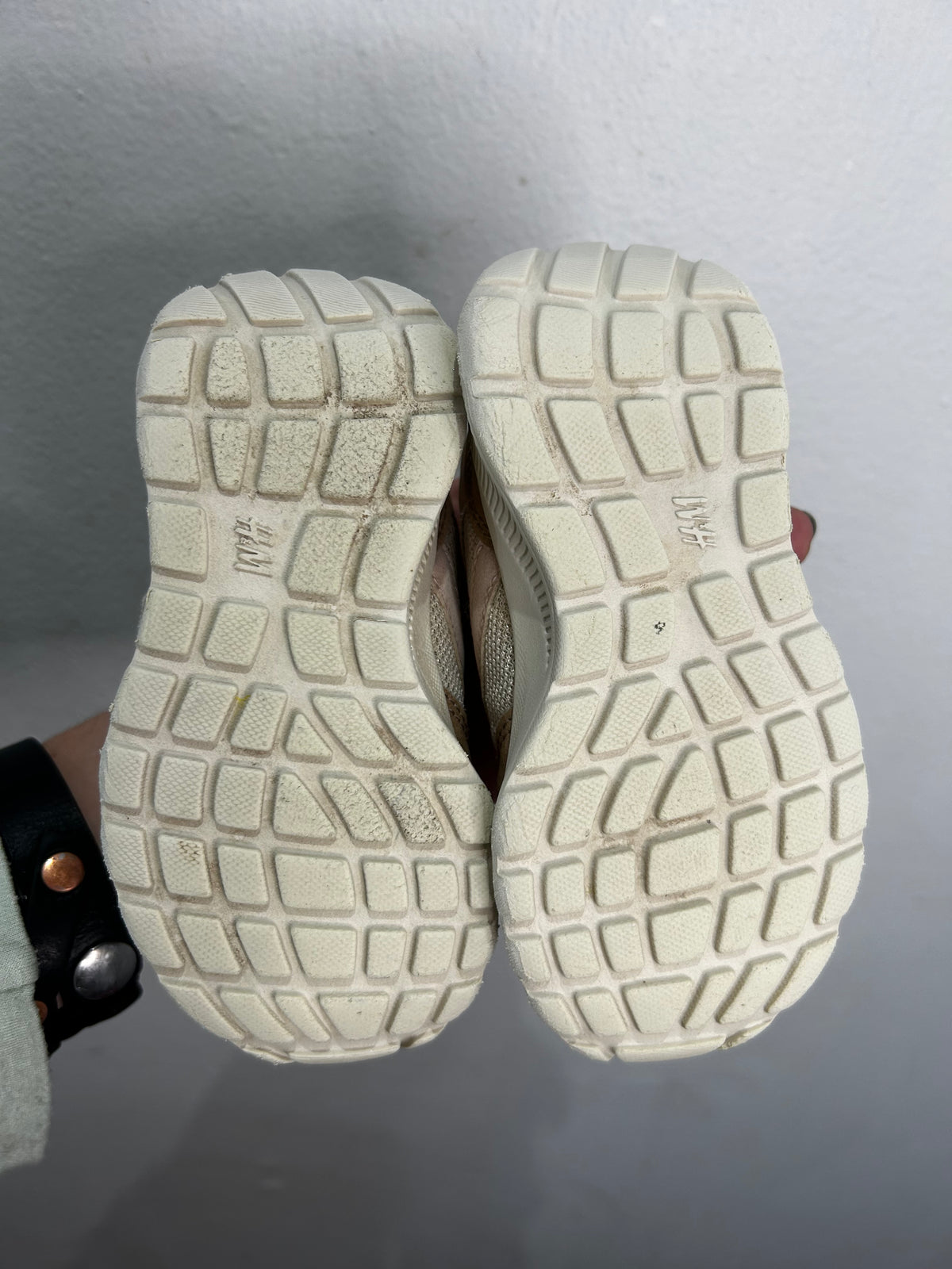 C7 beige runners