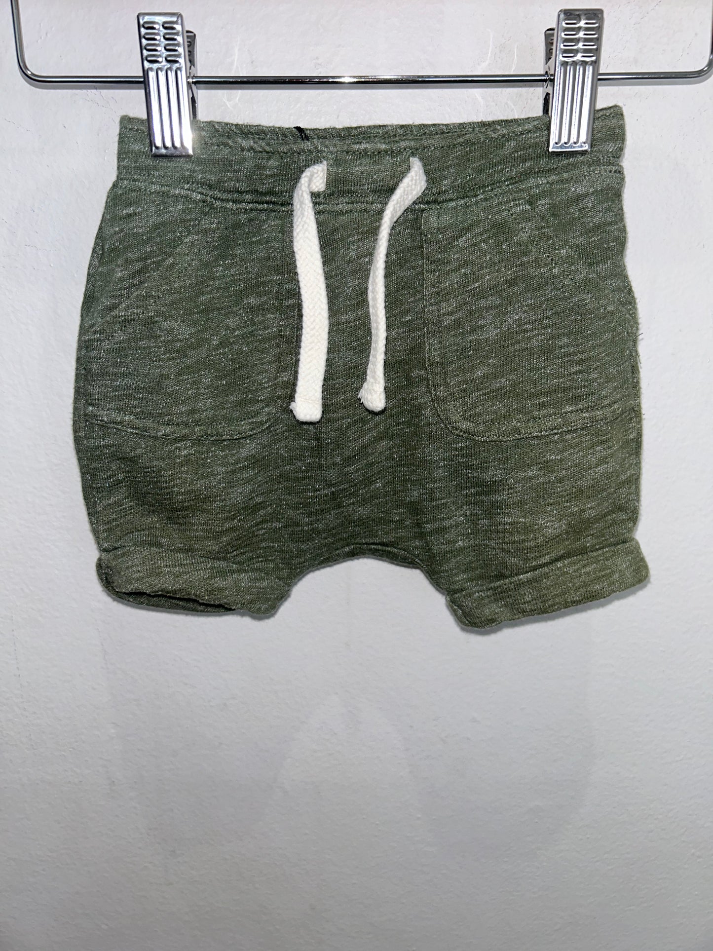 Olive kangaroo short 3-6m