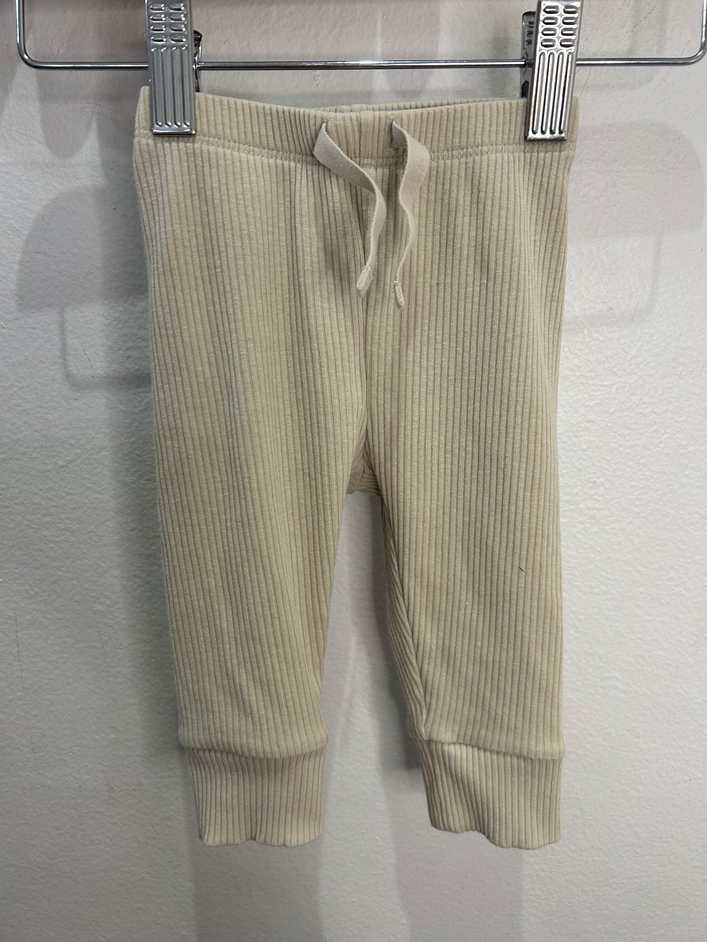 Beige frilly set 3-6m