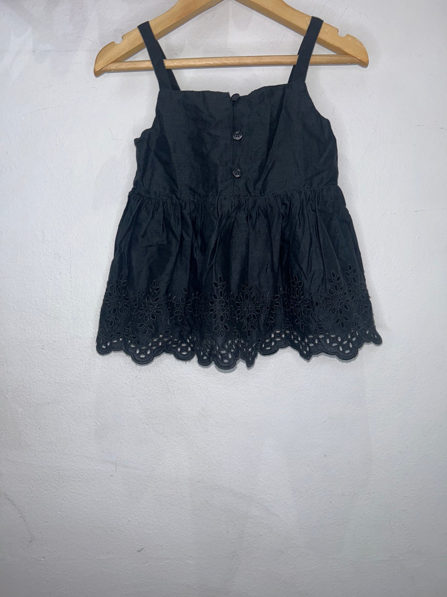 Black eyelet tanktop 3y