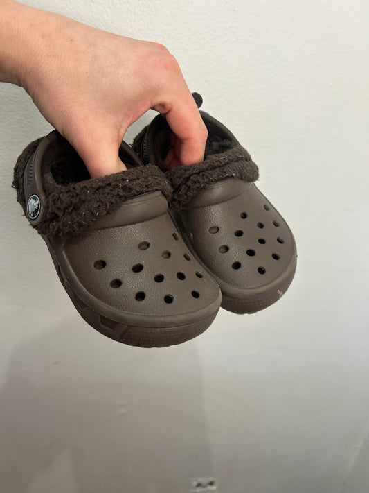 C8-9 brown lined Crocs