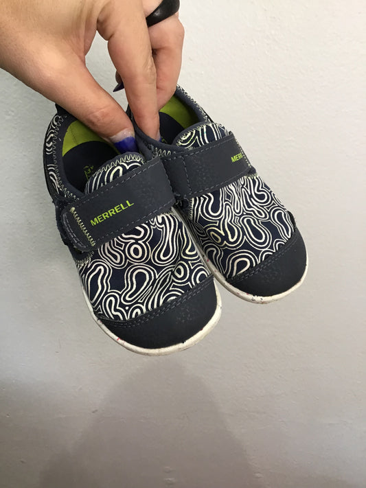 C7.5W Merrell closed toe print sandals