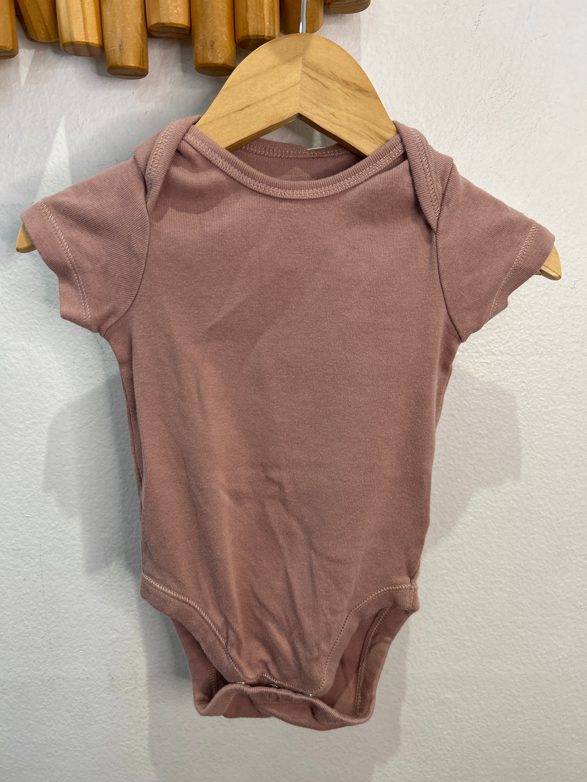 Mauve short sleeve onesie 3-6m