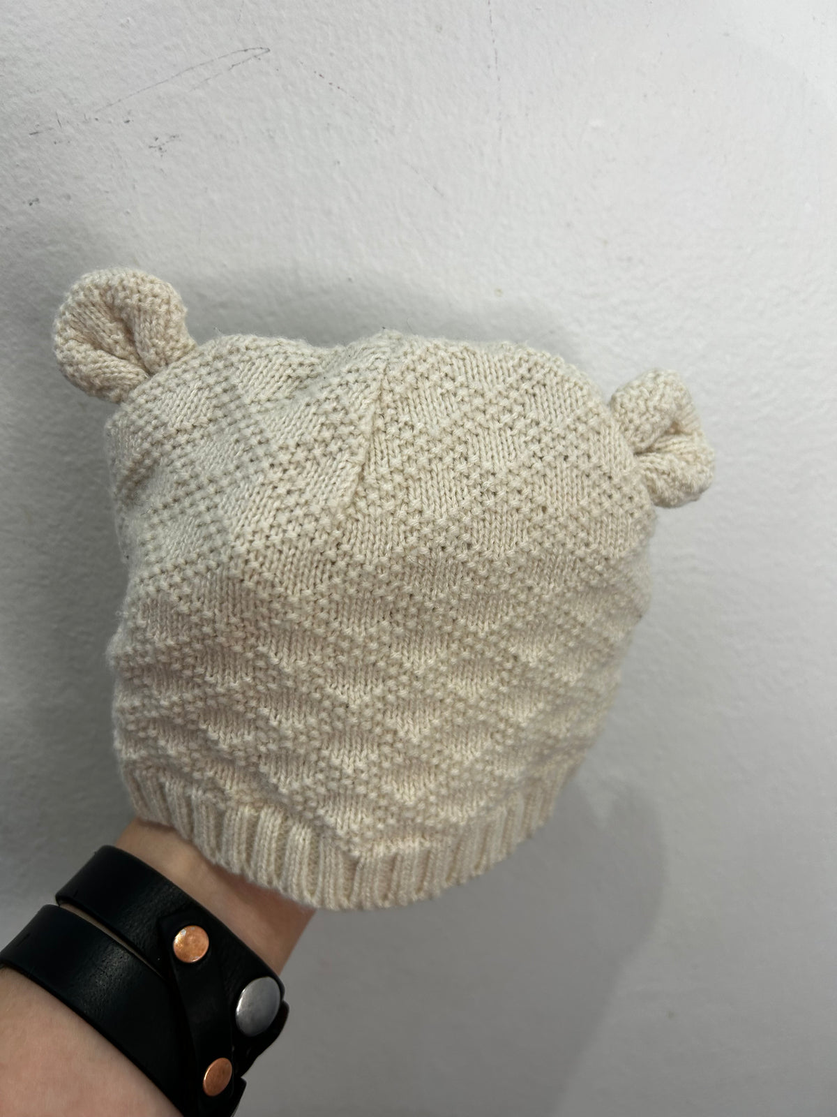 Cream knit hat 12-24m