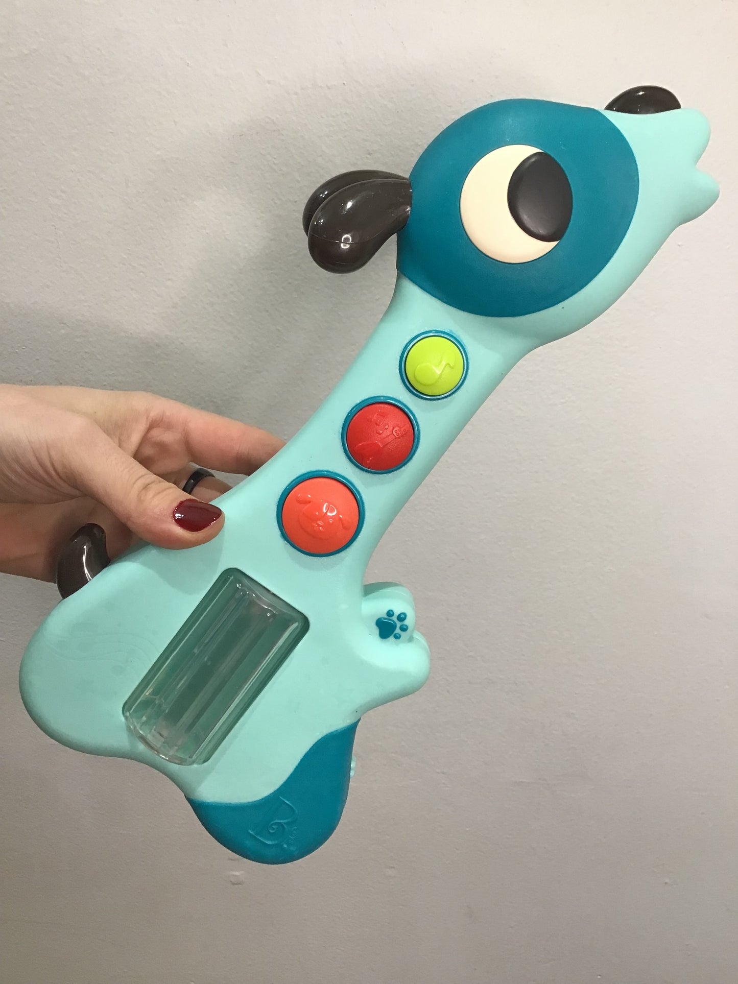 Mini-woofer puppy guitar