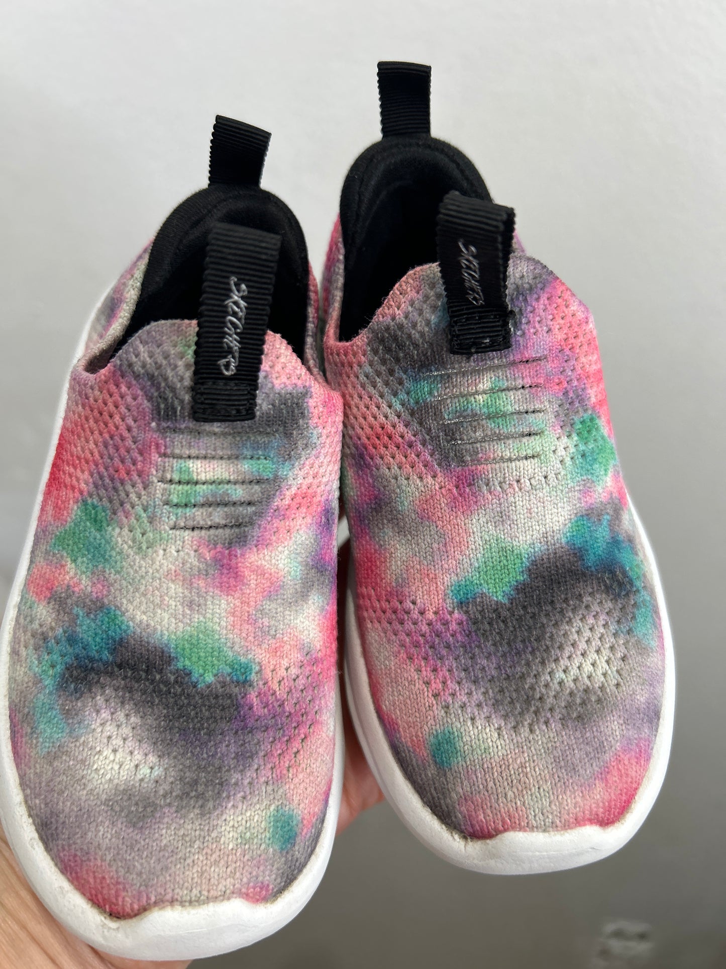 C6 skechers tie-dye pullon shoes