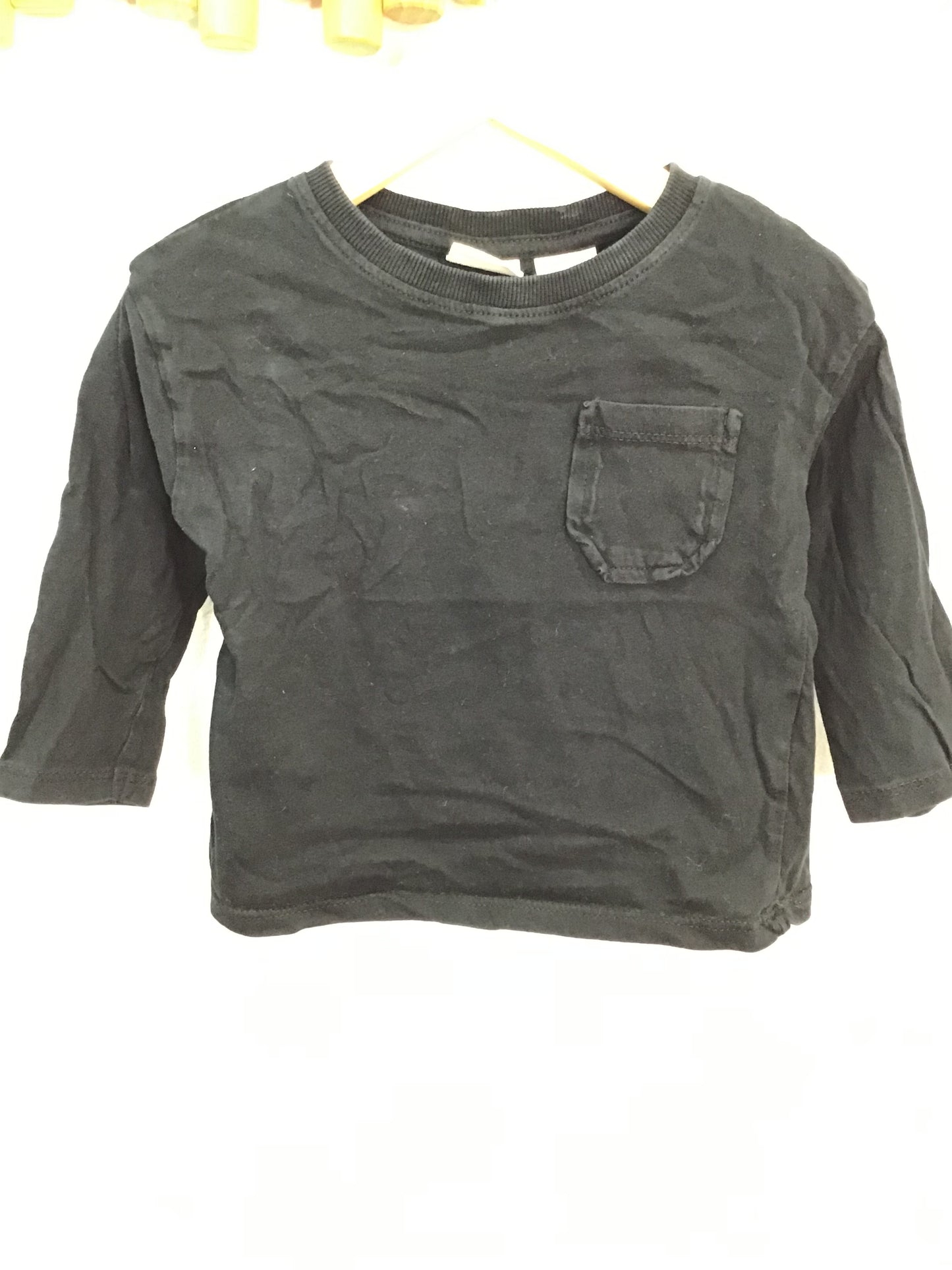 Tee black pocket 12-18m