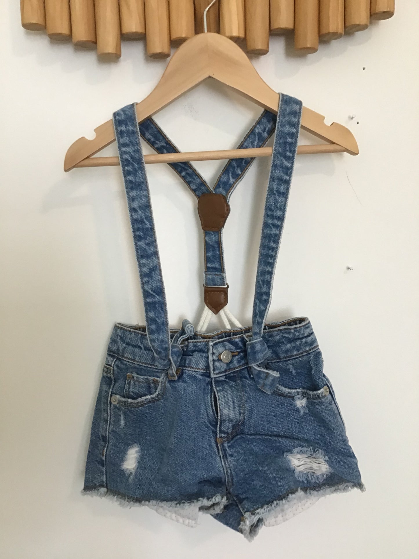 Suspender shorts 4y (fits like 2-3y)