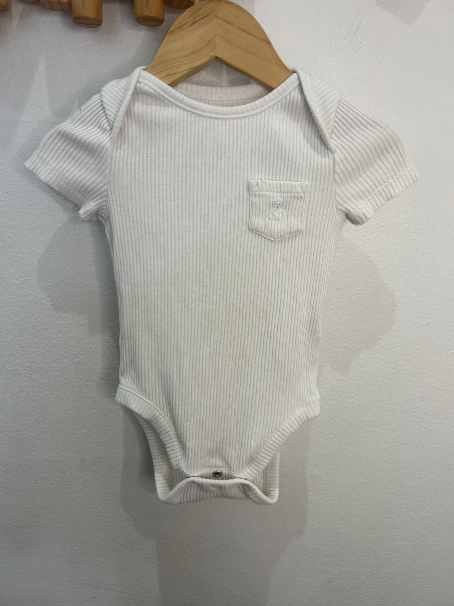 White ribbed pocket oneise 6-12m