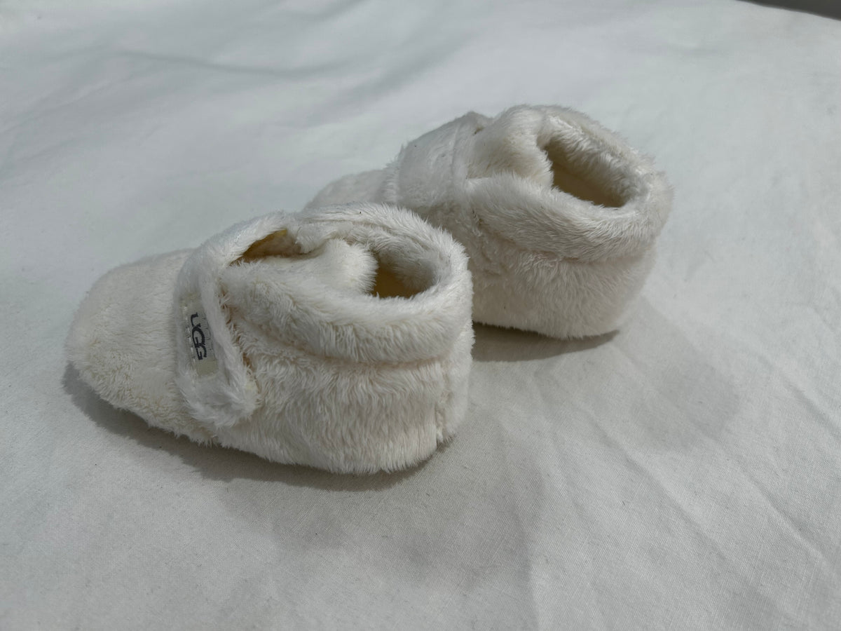 C2-3 Ugg slippers